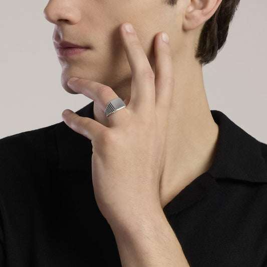 Anello chevalier regolabile in argento con con tavola quadrata JOHNNY Mabina